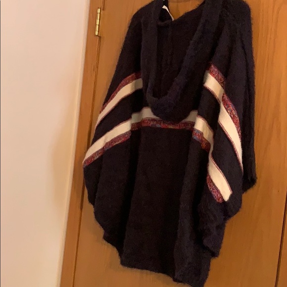 Oversized fuzzy poncho - Picture 2 of 5